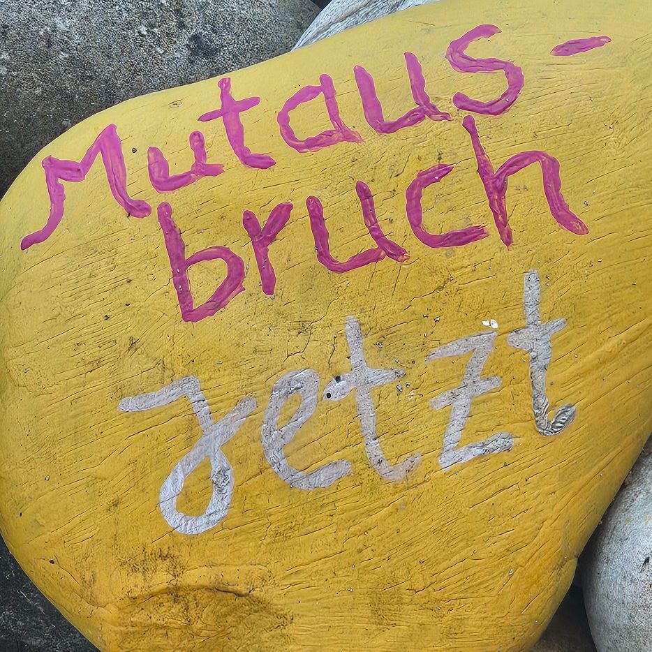 Bemalter Stein mit der Aufschrift Mutausbruch jetzt
