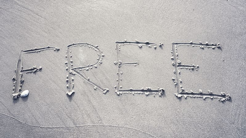 Schriftzug FREE im Sand – Stressbewältigung in Siegen